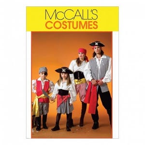 Op de afbeelding: McCall's Costumes naaipatroon-envelop met piratenkostuums. De afbeelding toont vier personen in piratenkleding, waaronder gestreepte vesten, witte overhemden, zwarte hoeden, rode sjerpen en broeken of rokken met patronen voor verschillende leeftijden.