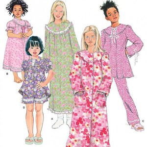 Op de afbeelding: Simplicity 1571 easy-to-sew patroon-envelop met illustraties van vijf verschillende nachtkledingontwerpen, waaronder nachthemden, een pyjamaset met korte broek en een kamerjas met knopen, voorzien van diverse bloemen- en dierenprints.