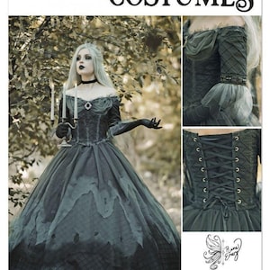 Könnte beinhalten: Simplicity S3228 Costumes Schnittmuster für ein dunkelgraues schulterfreies Kleid mit gestepptem Oberteil, mehrlagigem Tüllrock und Schnürung am Rücken. Das Schnittmuster enthält einen Link zu einem Video-Tutorial und wurde in den USA gedruckt.