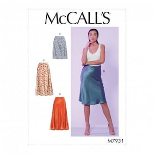 Op de afbeelding: McCall's M7931 naaipatroon-envelop met illustraties van vier rokvarianten: een blauwe bloemenprint, een rode bloemenprint, een effen oranje rok en een effen blauwgroene satijnen rok gedragen met een wit hemdje door een model.
