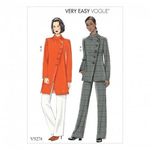Op de afbeelding: Een Very Easy Vogue naaipatroon V9274 met illustraties van twee outfits. De ene toont een oranje jas met asymmetrische knoopsluiting en een witte broek. De andere toont een grijs geruite jas met bijpassende broek, beide met een hoge kraag.