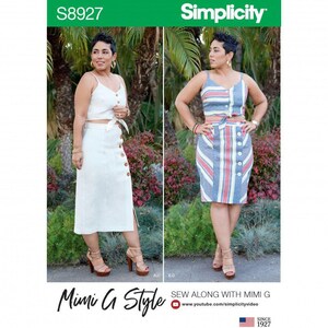 Könnte beinhalten: Simplicity Schnittmuster S8927 für ein zweiteiliges Outfit, bestehend aus einem ärmellosen bauchfreien Oberteil mit Bindedetail vorne und einem knöpfbaren Midirock. Das Muster zeigt eine einfarbig weiße und eine mehrfarbig gestreifte Variante in Rot, Blau und Weiß.