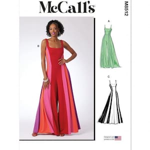 Op de afbeelding: McCall's M8512 naaipatroon-envelop met een mouwloze jumpsuit met een vierkante halslijn en een wijd uitlopend silhouet. Het ontwerp bevat kleurgeblokte panelen in rood, roze, oranje en paars, met extra schetsen voor de varianten A en C.