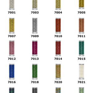 Könnte beinhalten: Eine Sammlung von Gütermann Sulky Metallic-Stickgarnspulen mit 200m in verschiedenen Farben. Jede Spule ist mit einem spezifischen Farbcode von 7001 bis 7025 gekennzeichnet und zeigt metallische Oberflächen in Silber, Gold, Rot, Blau, Grün und mehrfarbig.