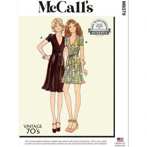 Op de afbeelding: Een McCall's M8379 naaipatroon-envelop met illustraties van twee wikkeljurken gelabeld A en B. Het patroon bevat een vintage 70's ontwerp, een authentiek vintage patroonreproductie-embleem en tekst in het Engels en Frans.