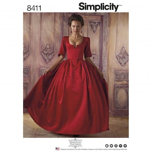 Puede incluir: Un sobre de patrón de costura Simplicity 8411 que muestra un vestido rojo hasta el suelo con escote redondo, mangas hasta el codo y una falda amplia con pliegues. El logotipo de American Duchess aparece en la parte inferior del paquete.