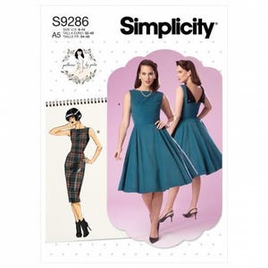 Könnte beinhalten: Simplicity Schnittmuster S9286, Größe A5, mit Illustrationen und Fotos eines ärmellosen Kleides mit weitem Rock und V-förmigem Rückenausschnitt. Das Schnittmuster zeigt eine einfarbige petrolfarbene Version und eine karierte Version in Schwarz und Rot.