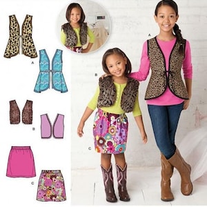 Può includere: Busta per cartamodello Simplicity 1786 Learn to Sew con illustrazioni e foto di gilet e gonne. Include un gilet con stampa leopardata, un gilet blu a fantasia, un gilet in pelliccia sintetica marrone, una gonna rosa e una gonna a fiori.