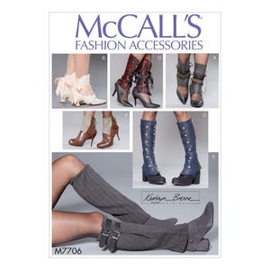 Peut inclure: Patron de couture McCall's Fashion Accessories M7706 par Kathryn Brenne. La couverture présente six variantes de couvre-bottes et de jambières dans divers tissus, incluant de la dentelle crème, du floral rouge, des rayures grises et du cuir bleu.
