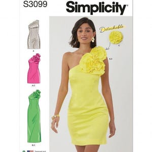 Könnte beinhalten: Simplicity Schnittmuster S3099 für ein schulterfreies Minikleid mit einer großen, abnehmbaren gelben Stoffblume. Die Schnittmusterhülle zeigt drei Varianten des Kleides in gepunktet, Pink und Grün sowie die gelbe Ausführung.