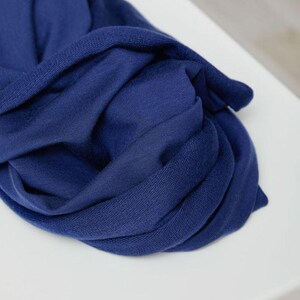 MILK Frogのテンセルリヨセルループバックフレンチテリーストレッチニット生地をご紹介します。無地のドレスメイキング生地で、幅は160cm/63インチです。1メートル単位での販売となります。 画像 3