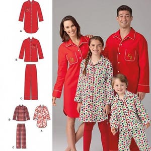 Op de afbeelding: Simplicity 1504 naaipatroon voor pyjama's en nachthemden. Bevat ontwerpen voor shirts met lange mouwen en knoopsluiting, broeken en nachthemden in effen rode of bedrukte stoffen met contrasterende biezen en monogramdetails op de zakken.