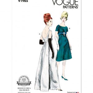 Pode incluir: Um envelope de molde de costura Vogue Patterns V1965 com duas ilustrações de vestidos. Um é um vestido longo branco com luvas pretas, e o outro é um vestido azul-petróleo até o joelho com faixa azul e luvas brancas. O texto inclui V1965.