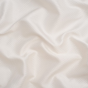 Könnte beinhalten: Weißer Stoff mit einer strukturierten, netzartigen Textur. Der Stoff ist zerknittert und gefaltet.