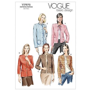 Puede incluir: Patrón de costura Vogue basic design V7975 con ilustraciones de cinco estilos de chaqueta diferentes. Los diseños incluyen varios escotes, largos de manga y cierres frontales, como botones, lazos y frentes abiertos, mostrados en figuras.