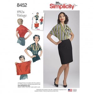 以下が含まれることがあります： Simplicity 8452 1950年代ヴィンテージ裁縫パターン。黄色、黒、白の縦縞模様のラップブラウスと、無地の黒い膝丈スカート。衣服の構造と完成した外観を示すイラストが含まれています。