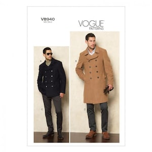 Può includere: Busta per cartamodello Vogue Patterns V8940 con due stili di cappotto. Il modello A è un caban blu scuro a doppio petto. Il modello B è un trench color marrone chiaro a doppio petto. Entrambi sono abbinati a pantaloni grigio scuro e scarpe.