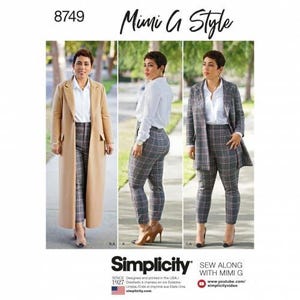 Op de afbeelding: Een Simplicity 8749 Mimi G Style naaipatroon met drie aanzichten van een wit overhemd, een geruite broek, een lange beige jas en een geruite blazer. De tekst bevat 8749, Mimi G Style, Simplicity en Sew Along with Mimi G.
