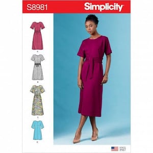 Könnte beinhalten: Simplicity Schnittmuster S8981 für ein wadenlanges Kleid mit kurzen Ärmeln, Rundhalsausschnitt und Bindegürtel. Die Verpackung zeigt vier Varianten des Kleides in den Farben Magenta, Grau, mit Blumenmuster sowie in Hellblau auf blauem Grund.