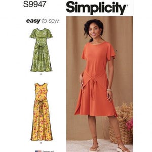 Op de afbeelding: Simplicity naaipatroon S9947 voor een makkelijk te naaien jurk. Het patroon bevat twee varianten: een groene jurk met patroon en korte mouwen en een gele maxi-jurk met bloemenprint. De hoes toont een effen oranje jurk tot op de knie.