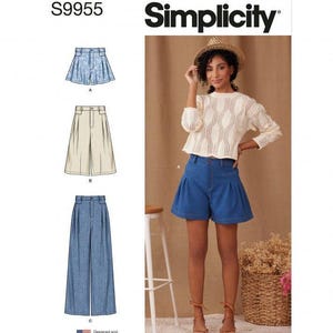 Op de afbeelding: Simplicity naaipatroon S9955 bevat illustraties van drie broekstijlen: geplooide shorts, culottes en wijde broeken. De omslag toont een model in een crèmekleurige gebreide trui en blauwe geplooide shorts met een strooien hoed.