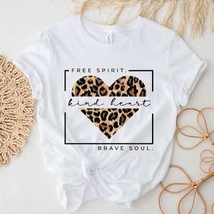 Bequem und stylisch Free Spirit Kind Heart Brave Soul Shirt - Statement - Herz - Frauen - Woman - khaki - grün beige