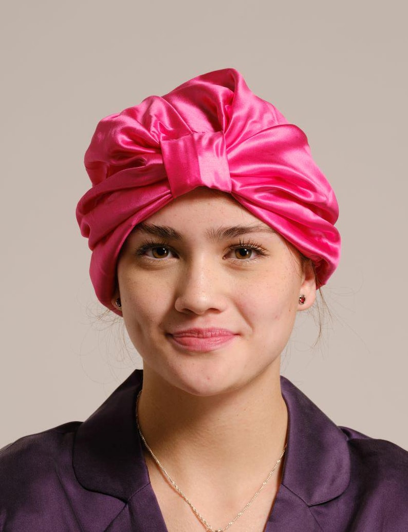 Pu&ograve; includere: Un copricapo da notte in raso rosa con un fiocco in cima. Il copricapo &egrave; progettato per proteggere i capelli durante il sonno.