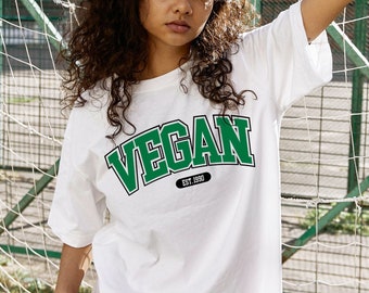 Gepersonaliseerd veganistisch shirt, aangepast varsity college tee voor veganisten, streetwear grafische tshirt, trots veganisme cadeau idee, unisex stedelijke kleding