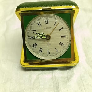 Könnte beinhalten: Ein Set aus drei Keramikbechern mit gesprenkelter, matter Oberfläche. Die Becher sind in Creme-, Hellgrau- und Dunkelgrautönen gehalten. Jeder Becher hat ein schlichtes, minimalistisches Design und einen abgerundeten Griff.