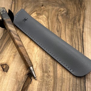 Handgefertigter Holzstift ,,Dunkle Magie"
