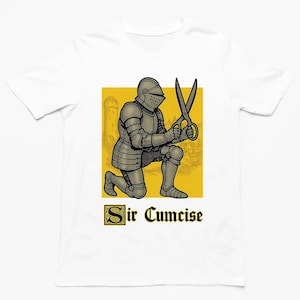 Könnte beinhalten: Ein weißes T-Shirt mit einer grafischen Illustration eines Ritters in voller Rüstung, der kniet und eine große Schere hält. Der Hintergrund ist ein gelbes Quadrat mit einer Burgsilhouette. Der Text Sir Cumcise steht unter der Grafik.