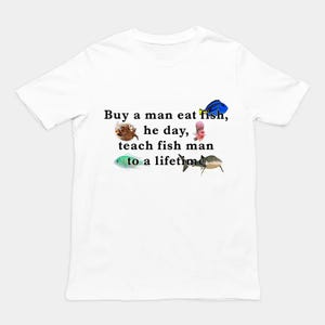Könnte beinhalten: Ein weißes kurzärmeliges T-Shirt mit schwarzem Text, der lautet Buy a man eat fish, he day, teach fish man to a lifetime. Das Design enthält kleine bunte Illustrationen eines Kugelfisches, eines Paletten-Doktorfisches, eines Flowerhorns und eines Hais.