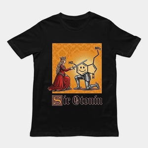 Può includere: Una t-shirt nera con la grafica di una regina in abito rosso che nomina cavaliere una struttura chimica della serotonina raffigurata come un cavaliere in armatura con una faccia sorridente. Sfondo arancione con motivo damascato e testo Sir Otonin.
