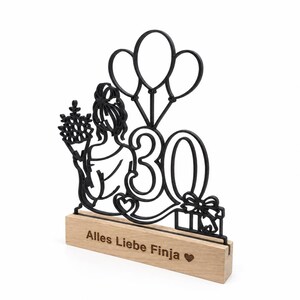 Line-Art-Aufsteller zum Geburtstag mit Frau, Blumen, Ballons und Zahl 30, Sockel mit Gravur „Alles Liebe Finja“.