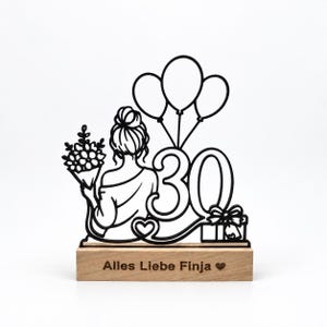 Line-Art-Deko zum 30. Geburtstag mit graviertem Holzsockel „Alles Liebe Finja ♥“ auf weißem Hintergrund.