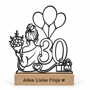 Schwarzer Line-Art-Aufsteller zum 30. Geburtstag: Frau mit Blumenstrauß, drei Ballons und Geschenk auf Holzsockel „Alles Liebe Finja ♥“, Vorderansicht.