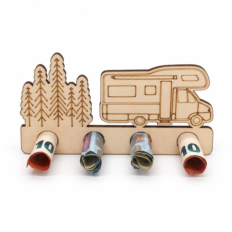 Wohnmobil-Geldgeschenk aus Holz mit vier Geldscheinen vor Nadelbäumen, leicht seitlich.