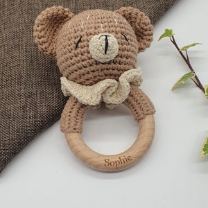 Personalisierte Kinderrasseln Bär, Hase, Elefant Babyspielzeug aus Holz Tiere Babyrasseln Geschenk zur Geburt Rassel Bär Halskrause