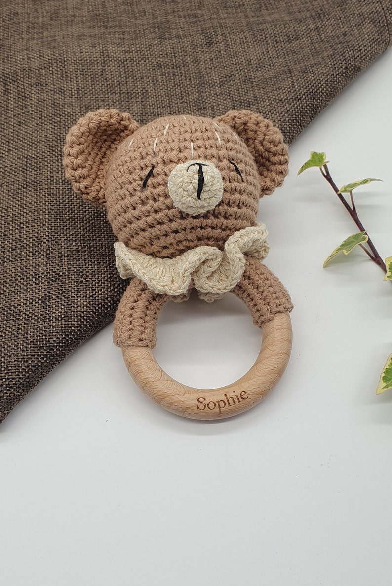 Personalisierte Kinderrasseln Bär, Hase, Elefant Babyspielzeug aus Holz Tiere Babyrasseln Geschenk zur Geburt Rassel Bär Halskrause