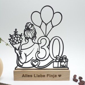 Nahaufnahme der schwarzen Line-Art-Frau mit Blumenstrauß, Ballons und Zahl 30.