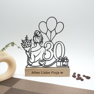 Line-Art-Deko zum 30. Geburtstag auf Holzsockel, schräge Ansicht mit Deko.