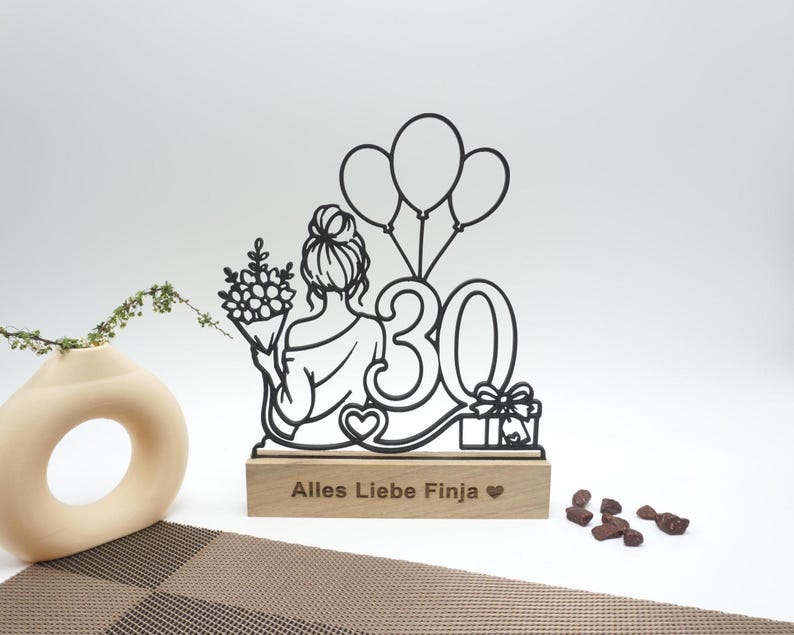 Line-Art-Deko zum 30. Geburtstag auf Holzsockel, schräge Ansicht mit Deko.