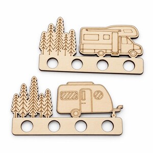Zwei leere Holz-Geldscheinhalter mit Wald und Wohnmobil beziehungsweise Wohnwagen.
