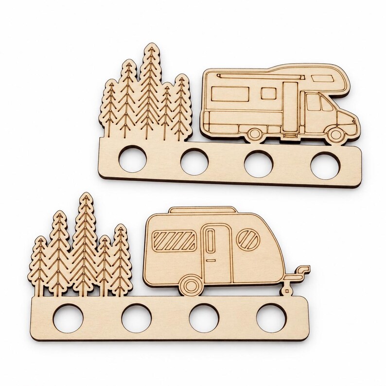Zwei leere Holz-Geldscheinhalter mit Wald und Wohnmobil beziehungsweise Wohnwagen.