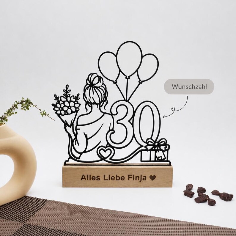 Line-Art-Deko Frau mit Ballons und Zahl 30 im Wohnraum, Hinweis auf die frei wählbare Wunschzahl.