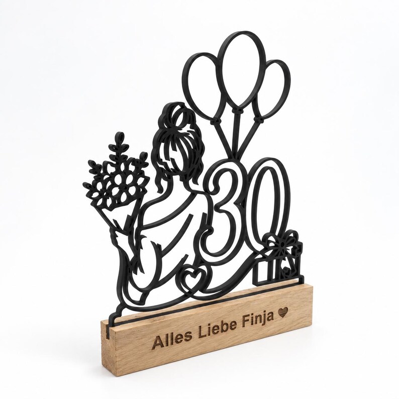 Line-Art-Deko Frau mit Ballons und Zahl 30 auf graviertem Holzsockel, schräg von links.