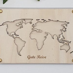 Weltkarte aus Holz mit Personalisierung – Hochzeits- oder Urlaubsgeschenk