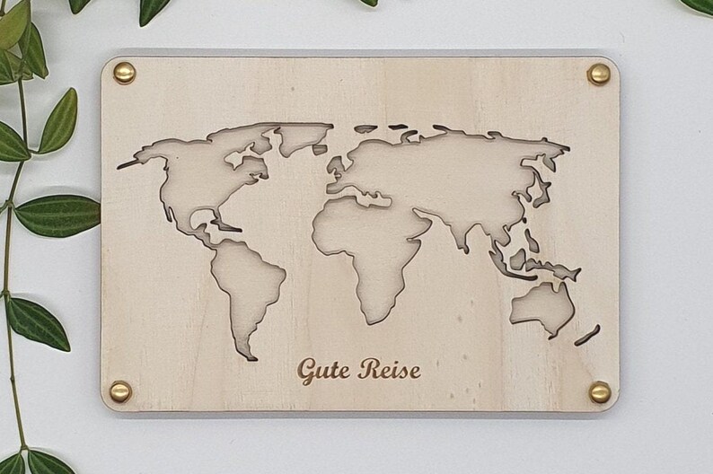 Weltkarte aus Holz mit Personalisierung – Hochzeits- oder Urlaubsgeschenk