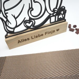 Nahaufnahme des Holzsockels mit Gravur „Alles Liebe Finja ♥“.