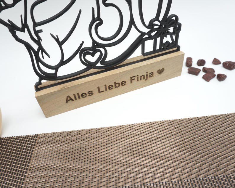 Nahaufnahme des Holzsockels mit Gravur „Alles Liebe Finja ♥“.